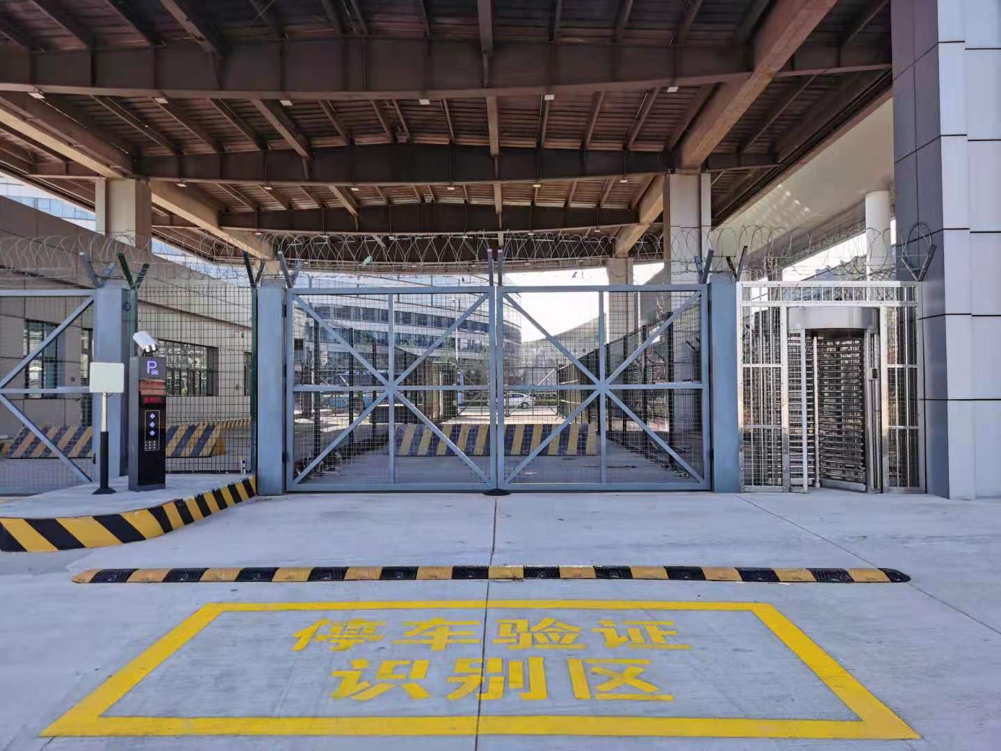 暢盈通(tōng)人(rén)行(xíng)通(tōng)道(dào)閘機(jī)